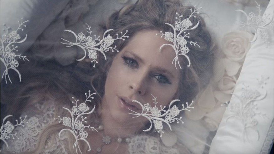 Avril Lavigne sort le clip de «I Fell in Love with the Devil»