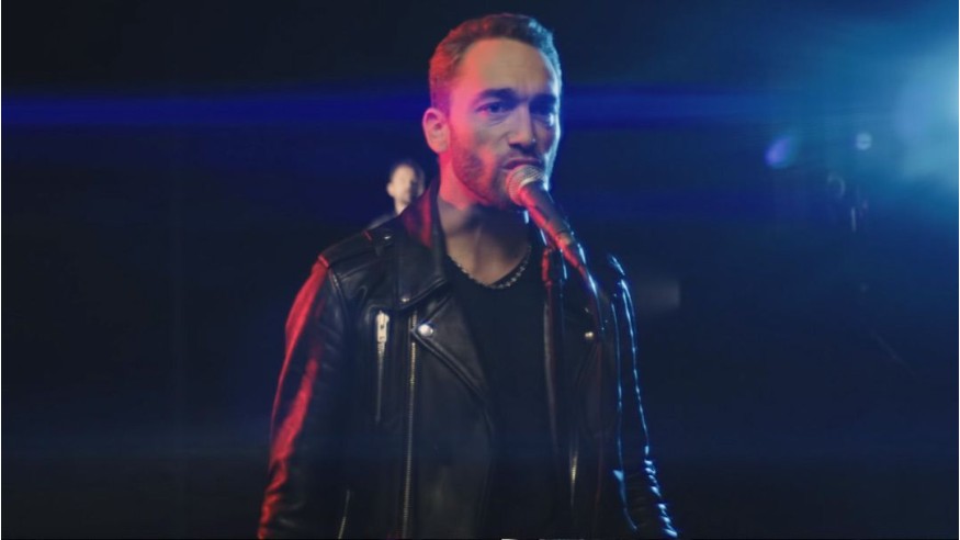 «Puisque c’est écrit» : Jean-Baptiste Guégan dévoile son nouveau clip