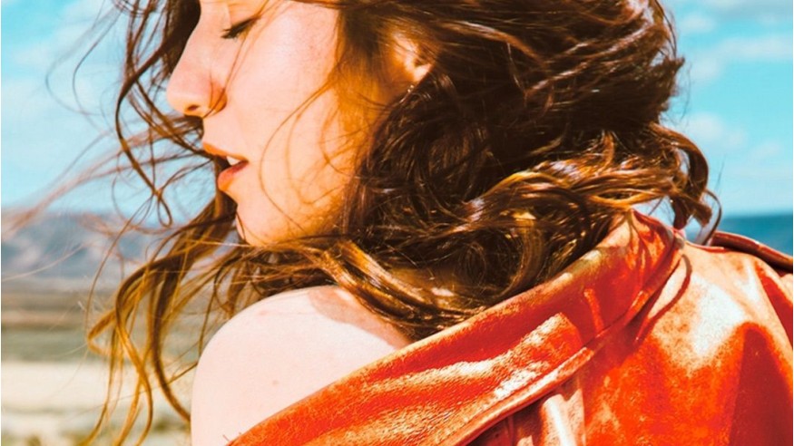 Izïa : découvrez son nouveau single «Sous les pavés»