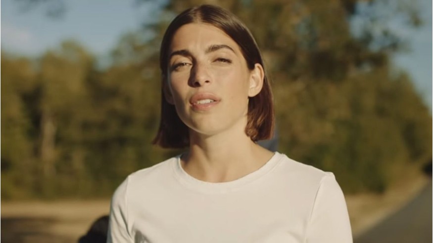 Léa Paci dévoile le clip de son nouveau single «A nos folies»