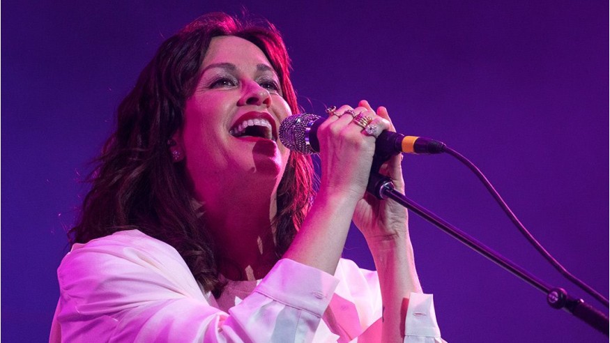Alanis Morissette dévoile un nouveau titre et annonce une tournée