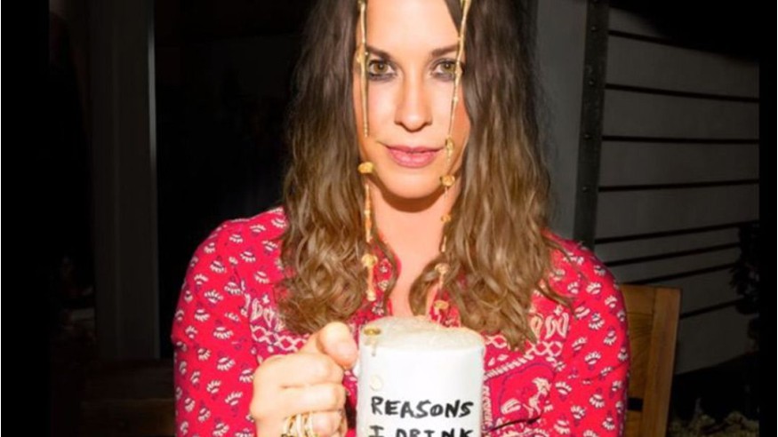 Alanis Morissette est de retour avec son single «Reasons I Drink» !