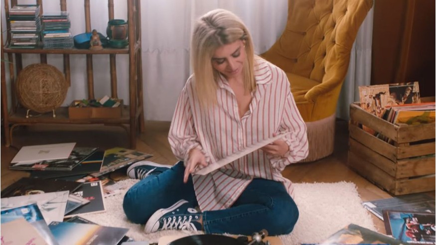 Julie Zenatti : découvrez le clip de «Tout est plus pop»