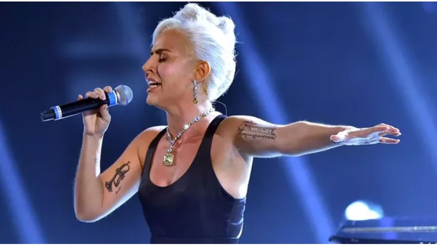Lady Gaga reporte la sortie de son album «Chromatica»