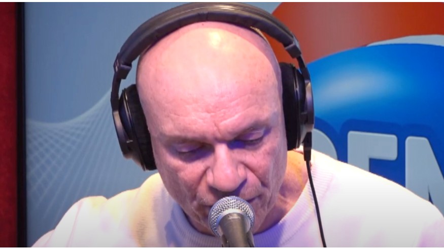 Gaetan Roussel chante «On ne meurt pas» dans les studios de RFM
