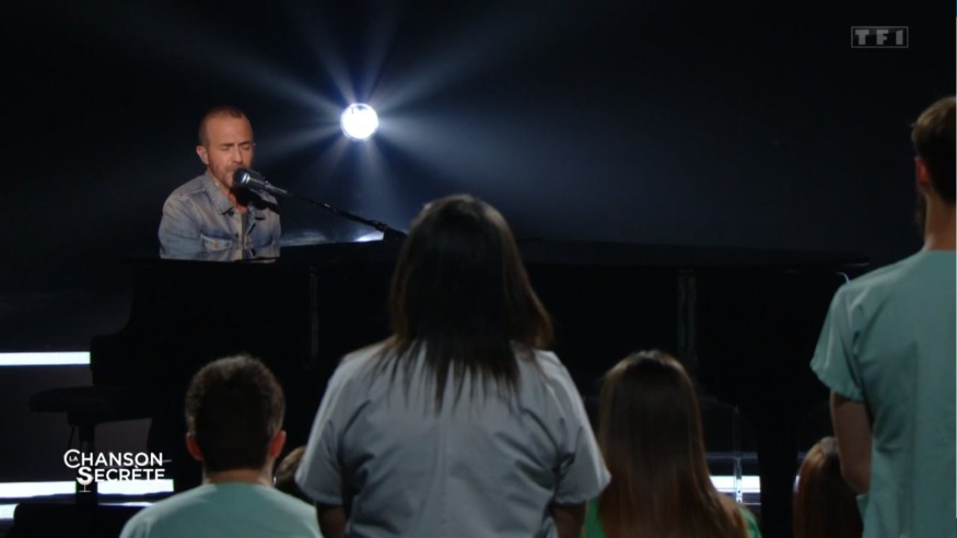 Calogero rend un hommage émouvant aux personnels soignants dans «La Chanson secrète»