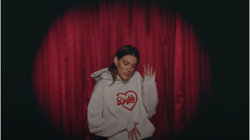 « Daddy », le nouveau clip dansant de Charlotte Cardin