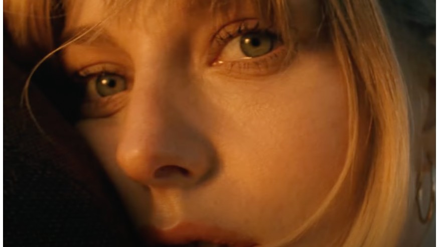 Janie lève le voile sur un clip poignant pour son nouveau titre «Mon Idole»