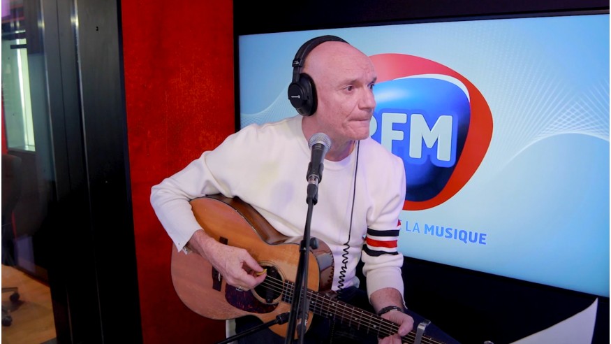 Gaëtan Roussel interprète «Je me jette à ton cou» dans le 16/20 RFM