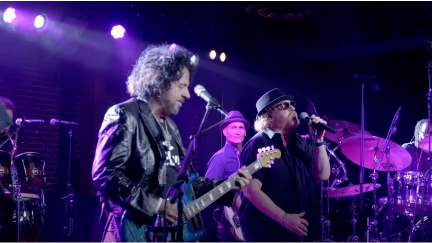 Toto : le concert «With A Little Help From My Friends» sortira le 25 juin en CD, DVD et Blu-Ray !