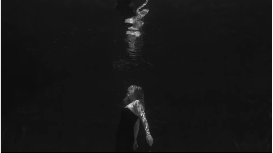 Louane dévoile son clip pour  « Aimer à mort » !