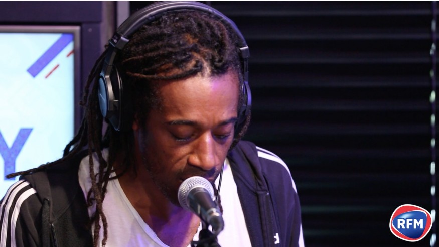 Julien Voulzy interprète « Imparfait » en session acoustique !