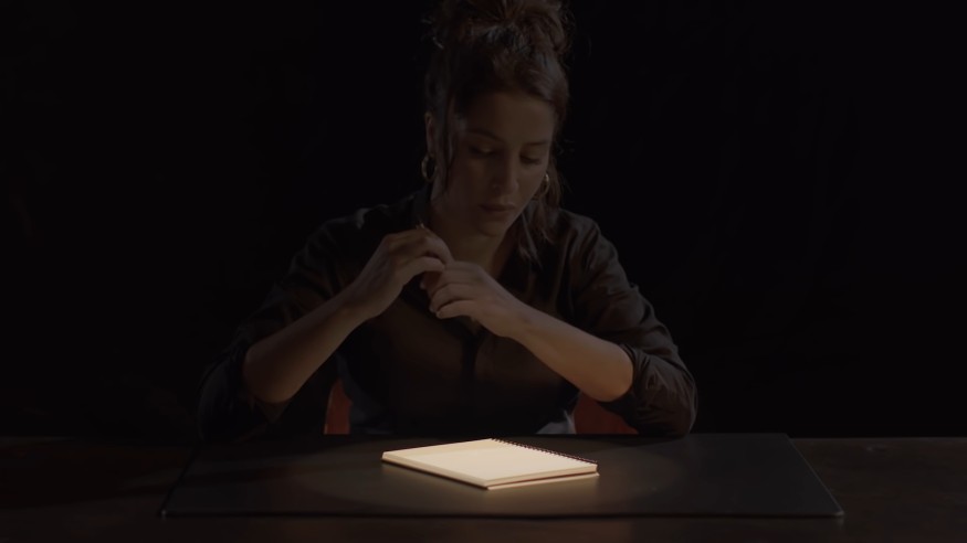 Grand Corps Malade et Leïla Bekhti dans le « Le sens de la famille » (clip)