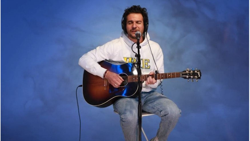 Amir reprend «Another Day in Paradise» de Phil Collins pour les 40 ans de RFM !