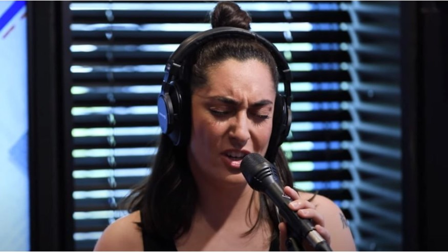 Victoria Sio interprète son nouveau single «Belle à Moche» sur RFM !