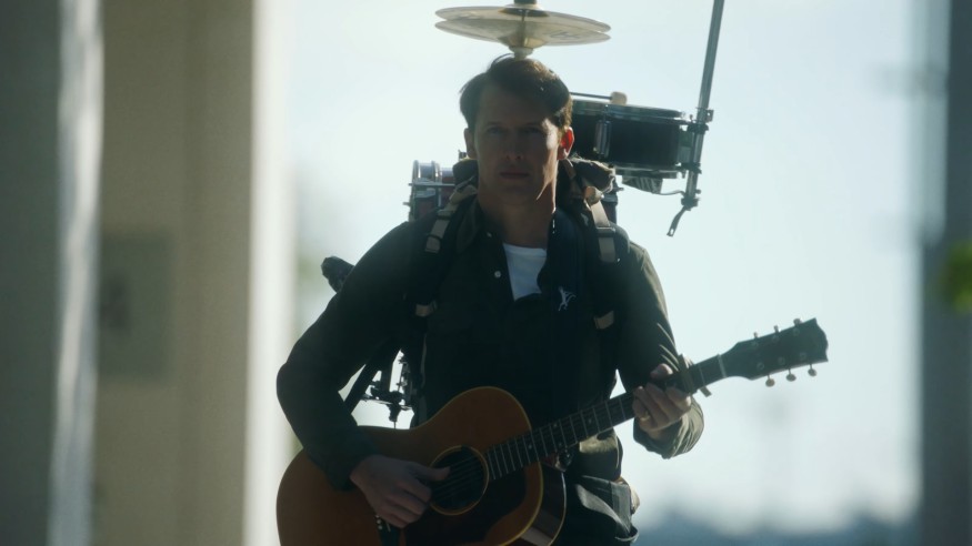 James Blunt affronte la fin du monde dans « Unstoppable » (clip)