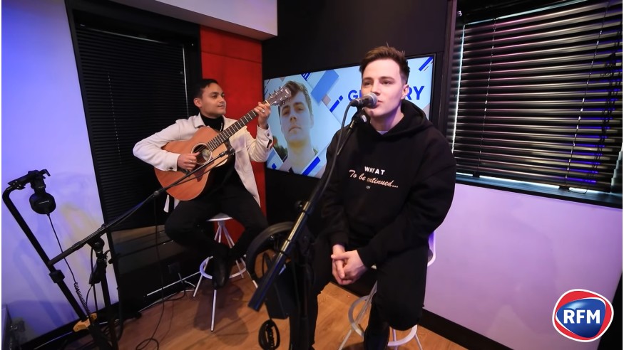 Tom Gregory interprète « Footprints » en session live !