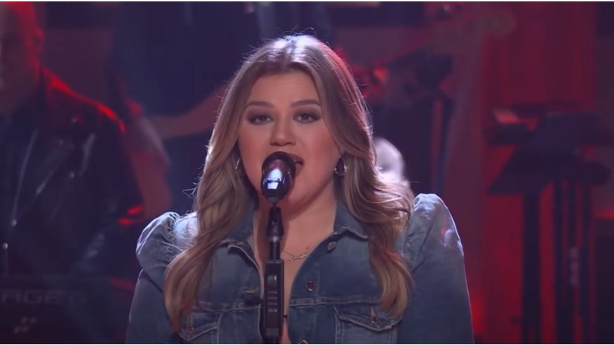 Kelly Clarkson : découvrez sa reprise de « Faith» de George Michael !