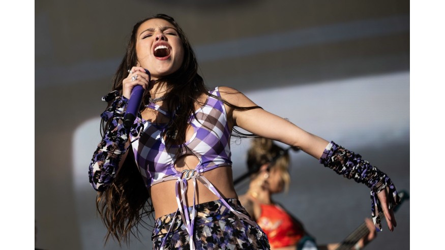 Olivia Rodrigo et Lily Allen chantent « Fuck You » à la cour Suprême au Glastonbury Festival