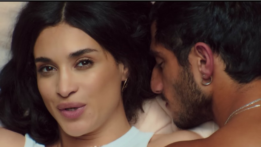 Camélia Jordana très amoureuse dans son nouveau clip « Mon roi »