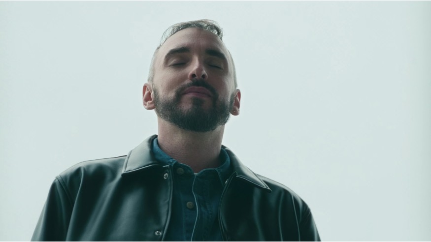 Christophe Willem dévoile son nouveau clip pour le tire « J’tomberai pas »