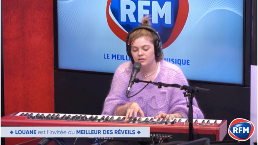 Louane interprète « Secret » en live dans le Meilleur des Réveils