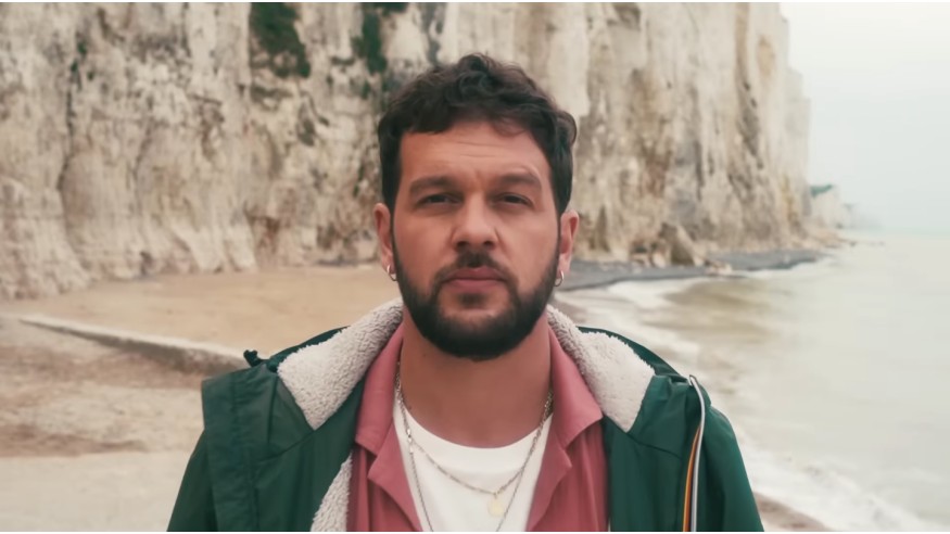 Claudio Capéo fait le « Tour de France » dans son nouveau clip