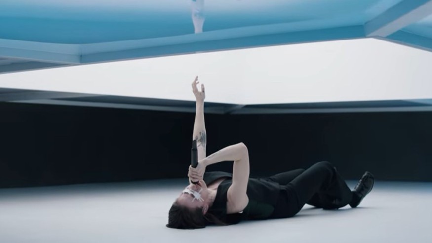 Christine and the Queens : plongée intimiste avec le titre "A day in the water"