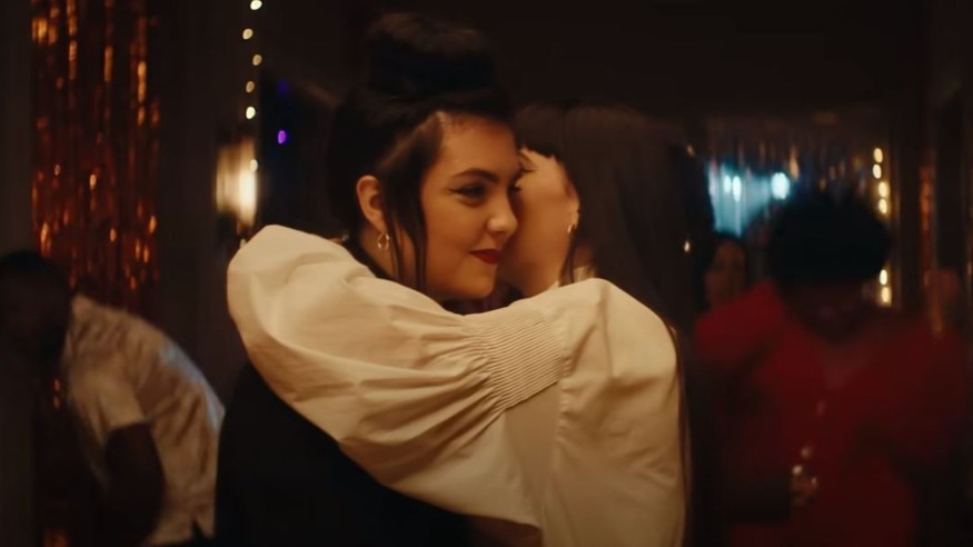 Hoshi se remémore les débuts de son histoire d'amour dans son dernier clip