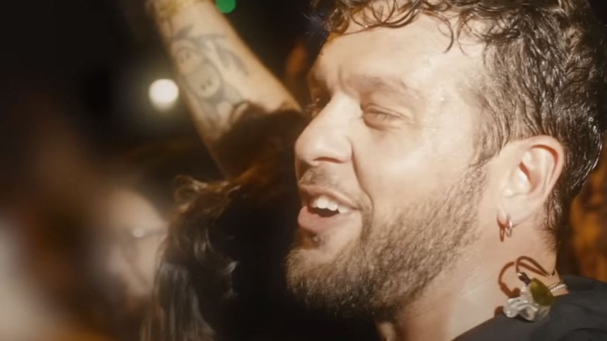 Claudio Capéo immortalise sa tournée dans le clip "Les petites gens"
