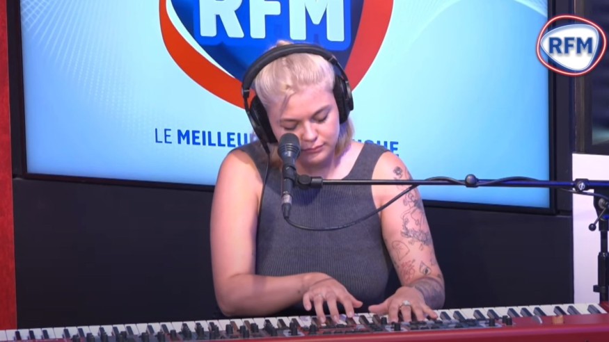 Découvrez le live de Louane dans les studios de RFM