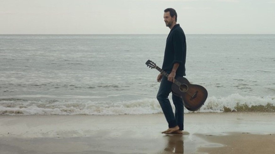 Gérald de Palmas dévoile le single « Sous un soleil de Plomb » extrait de son ultime album.