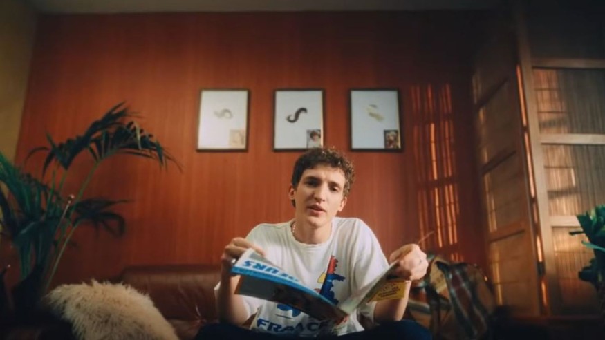 Après le single "Ensemble", Aliocha Schneider propose le titre "Julia"