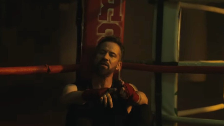 Emmanuel Moire monte sur le ring dans son dernier clip
