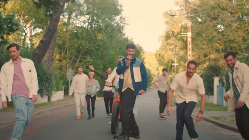 Jérémy Frérot nous présente son clan dans son dernier clip