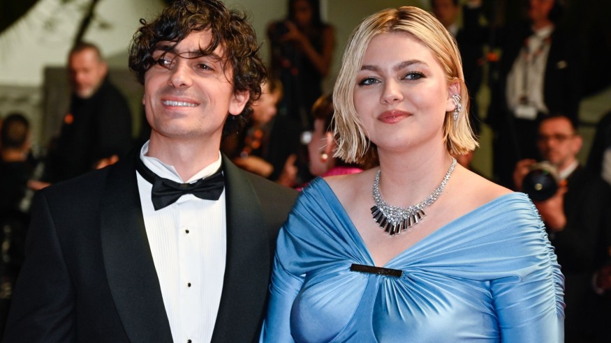 Louane chante "Soleil" avec son compagnon